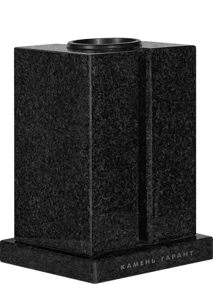 Монументальная ваза строгой геометрии